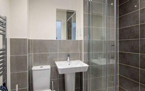 Field View: Flooring, Wand, Fussboden, Interior Design, Armatur, Badezimmer, Decke, Toilette, Sinken, Toilleten Sitz