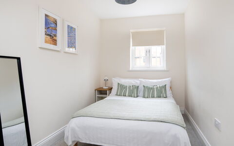 Field View: Bett, Interior Design, Schlafzimmer, Möbel, Wand, Fussboden, Bedding, Flooring, Bettdecke, Decke