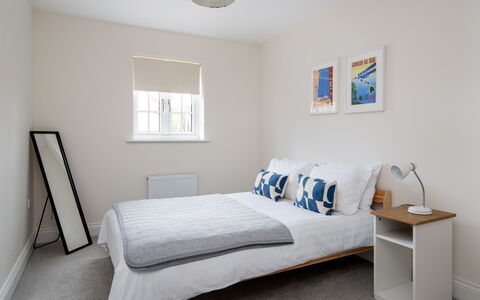 Field View: Bett, Schlafzimmer, Interior Design, Möbel, Bedding, Bettdecke, Flooring, Holz, Fussboden, Decke