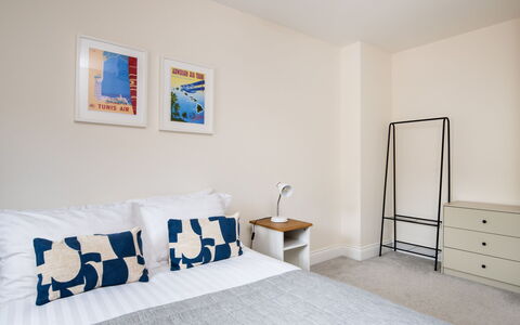 Field View: Möbel, Bett, Interior Design, Schlafzimmer, Flooring, Fussboden, Holz, Zimmer, Bettdecke, Bedding
