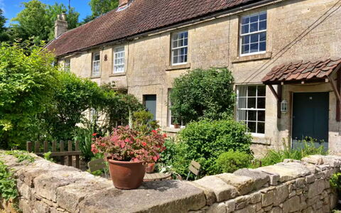 Meadowsweet Cottage: Haus, Strauch, Hütte, Dach, Grundstueck, Ground, Garten, Blumentopf, Flagstone