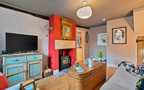Meadowsweet Cottage: Möbel, Interior Design, Wand, Holz, Flooring, Zimmer, Decke, Fussboden, Beleuchtung, Wohnzimmer