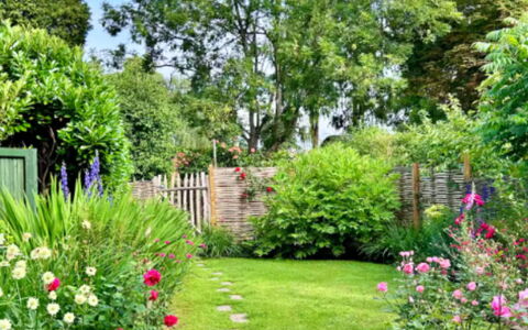 Meadowsweet Cottage: Blume, Grün, Garten, Strauch, Rasen, Walkway, Hinterhof, Ground, Frühling