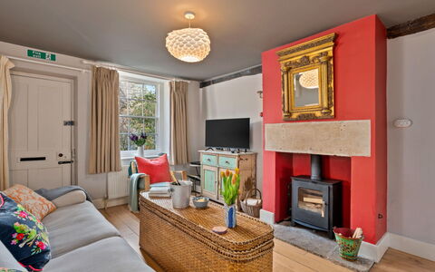 Meadowsweet Cottage: Möbel, Interior Design, Flooring, Wand, Fussboden, Holz, Zimmer, Decke, Tabelle, Wohnzimmer
