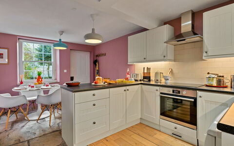 Meadowsweet Cottage: Küche, Countertop, Interior Design, Möbel, Küchengerät, Cabinetry, Flooring, Holz, Major Appliance, Decke