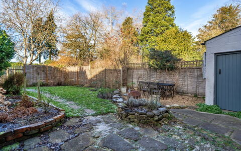 Meadowsweet Cottage: Strauch, Landschaft, Garten, Ground, Flagstone, Hinterhof, Backstein, Garten, Landscaping, Walkway