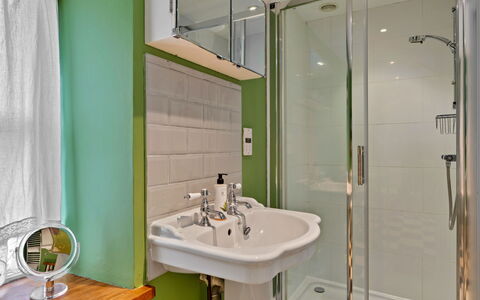 Meadowsweet Cottage: Badezimmer, Bad Sink, Armatur, Wand, Interior Design, Sinken, Flooring, Fussboden, Zapfhahn, Spiegel