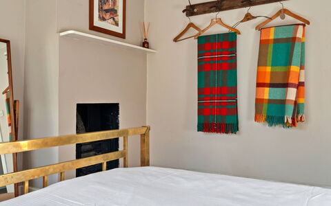Meadowsweet Cottage: Holz, Interior Design, Linens, Flooring, Schlafzimmer, Bett, Fussboden, Möbel, Bedding, Zimmer