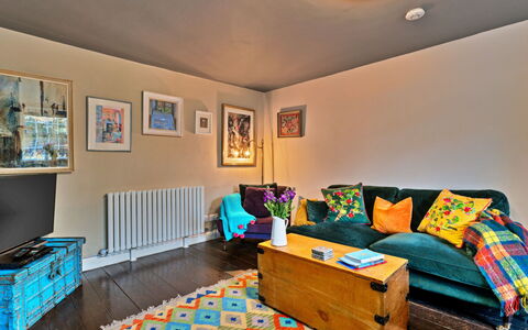 Flittermouse Cottage: Möbel, Interior Design, Couch, Flooring, Wand, Fussboden, Wohnzimmer, Zimmer, Holz, Decke