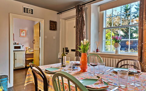 Flittermouse Cottage: Möbel, Interior Design, Esszimmer, Stuhl, Flooring, Wand, Tabelle, Holz, Küche & Esszimmer Tisch, Decke