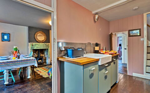 Flittermouse Cottage: Möbel, Küche, Holz, Countertop, Interior Design, Flooring, Decke, Fussboden, Zimmer, Beleuchtung