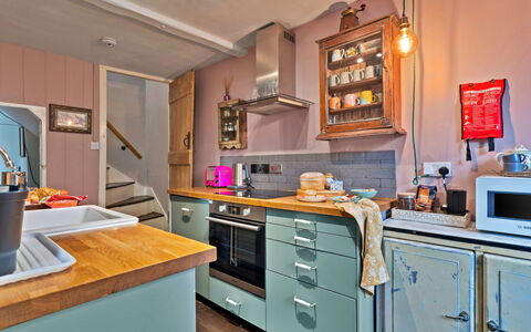 Flittermouse Cottage: Küche, Küchengerät, Countertop, Möbel, Major Appliance, Interior Design, Cabinetry, Holz, Flooring, Zimmer