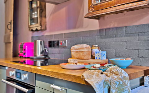 Flittermouse Cottage: Küche, Küchengerät, Countertop, Möbel, Cabinetry, Major Appliance, Interior Design, Haushaltsgerät, Flooring, Geschirr