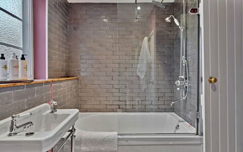 Flittermouse Cottage: Armatur, Badewanne, Badezimmer, Zapfhahn, Installation, Interior Design, Sinken, Flooring, Fussboden, Fliese