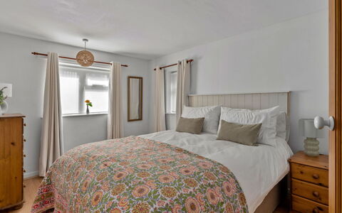 Poundtree: Bett, Möbel, Bedding, Interior Design, Schlafzimmer, Bettdecke, Linens, Holz, Flooring, Decke