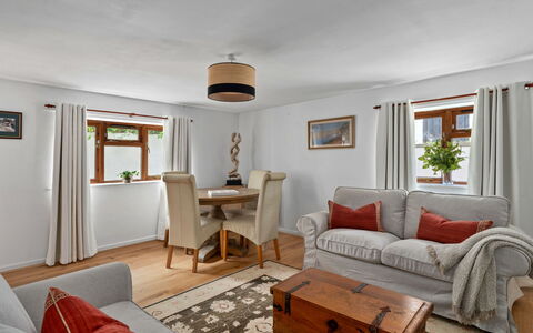 Poundtree: Möbel, Interior Design, Flooring, Couch, Holz, Decke, Fussboden, Zimmer, Wohnzimmer, Tabelle
