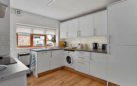 Poundtree: Küchengerät, Küche, Countertop, Cabinetry, Major Appliance, Flooring, Interior Design, Holz, Haushaltsgerät, Fussboden