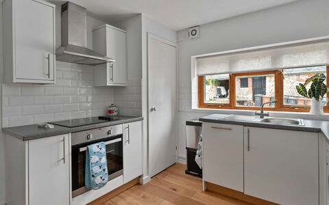 Poundtree: Küche, Küchengerät, Countertop, Cabinetry, Major Appliance, Interior Design, Flooring, Spüle, Haushaltsgerät, Holz