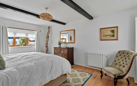 Poundtree: Bett, Möbel, Interior Design, Bedding, Schlafzimmer, Wand, Bettdecke, Zimmer, Flooring, Decke