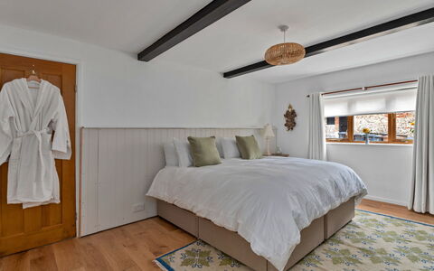 Poundtree: Möbel, Bett, Interior Design, Schlafzimmer, Flooring, Wand, Fussboden, Bedding, Holz, Decke