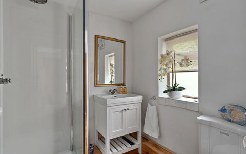 Poundtree: Badezimmer, Armatur, Interior Design, Flooring, Wand, Sinken, Fussboden, Bad Sink, Spiegel, Zapfhahn