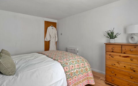 Poundtree: Möbel, Bett, Interior Design, Bedding, Schlafzimmer, Flooring, Wand, Fussboden, Bettdecke, Zimmer