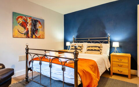 Bath 602: Blau, Bett, Schlafzimmer, Bedding, Möbel, Bettdecke, Linens, Interior Design, Flooring, Bettrahmen