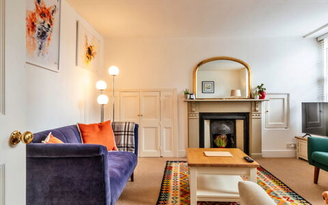 Bath 602: Möbel, Interior Design, Wand, Flooring, Couch, Wohnzimmer, Holz, Fussboden, Zimmer, Zuhause