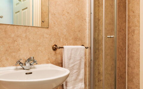 Bath 602: Badezimmer, Bad Sink, Armatur, Wand, Fussboden, Flooring, Sinken, Interior Design, Spiegel, Toilette
