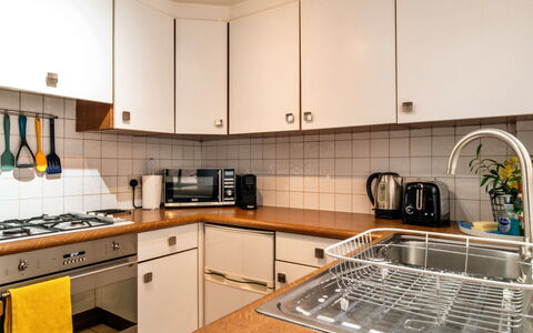 Bath 602: Küche, Küchengerät, Countertop, Major Appliance, Cabinetry, Interior Design, Flooring, Holz, Haushaltsgerät, Herd
