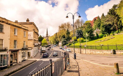 Bath 602: Baum, Strassenbelag, Stadt, Strasse, Strasse, Wohngebiet, Öffentlicher Raum, Nachbarschaft, Durchgangsstrasse, Asphalt