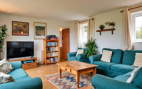 Cricketers' Cottage: Möbel, Interior Design, Couch, Flooring, Holz, Fussboden, Wohnzimmer, Zimmer, Decke, Tabelle