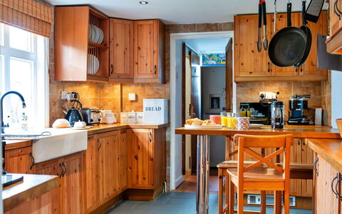 Cricketers' Cottage: Küche, Möbel, Countertop, Küchengerät, Cabinetry, Major Appliance, Holz, Interior Design, Flooring, Schrank