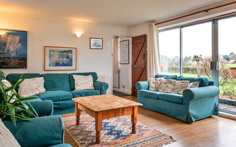 Cricketers' Cottage: Möbel, Interior Design, Holz, Couch, Flooring, Fussboden, Tabelle, Zimmer, Decke, Wohnzimmer