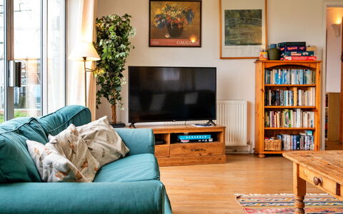 Cricketers' Cottage: Möbel, Interior Design, Couch, Flooring, Wohnzimmer, Zimmer, Fussboden, Holz, Beleuchtung, Textil