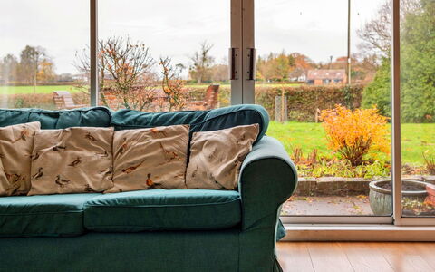 Cricketers' Cottage: Möbel, Interior Design, Couch, Flooring, Holz, Fussboden, Wohnzimmer, Zimmer, Zuhause, Beleuchtung