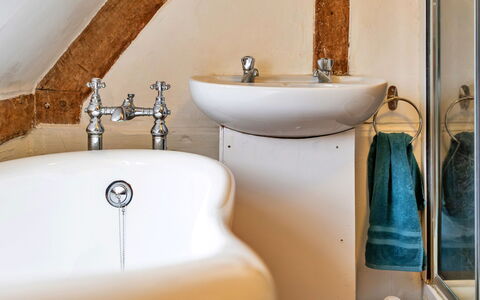 Cricketers' Cottage: Armatur, Badezimmer, Zapfhahn, Interior Design, Bad Sink, Sinken, Installation, Flooring, Fussboden, Spiegel