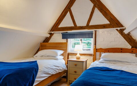 Cricketers' Cottage: Möbel, Schlafzimmer, Holz, Bett, Interior Design, Bedding, Bettdecke, Fussboden, Zuhause, Flooring