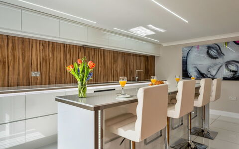 Hollies Coach House: Möbel, Interior Design, Flooring, Küche, Holz, Countertop, Fussboden, Decke, Beleuchtung, Cabinetry