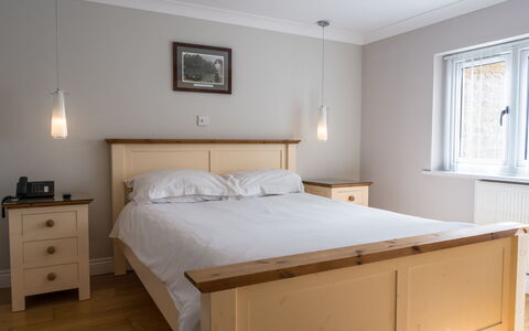 Hollies Coach House: Bett, Möbel, Bedding, Schlafzimmer, Interior Design, Bettdecke, Wand, Holz, Flooring, Fussboden