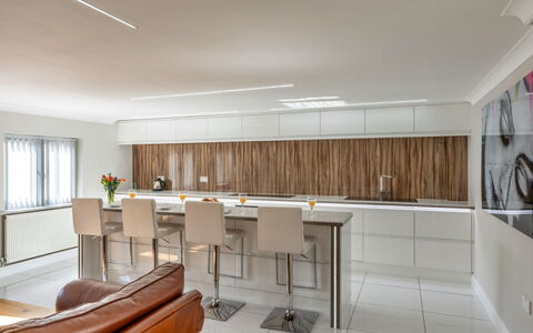 Hollies Coach House: Möbel, Interior Design, Flooring, Holz, Fussboden, Decke, Küche, Countertop, Light Fixture, Cabinetry