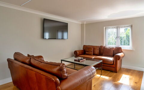 Hollies Coach House: Interior Design, Flooring, Fussboden, Holz, Decke, Couch, Möbel, Zimmer, Beleuchtung, Wohnzimmer