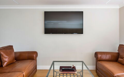 Hollies Coach House: Flooring, Holz, Interior Design, Fussboden, Couch, Möbel, Decke, Wohnzimmer, Zuhause, Beleuchtung