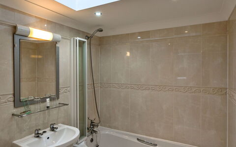 Hollies Coach House: Badezimmer, Armatur, Interior Design, Flooring, Wand, Fussboden, Sinken, Badewanne, Zapfhahn, Decke