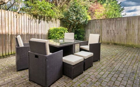 Hollies Coach House: Möbel, Gartenmöbel, Tabelle, Tisch Im Freien, Küche & Esszimmer Tisch, Stuhl, Garten, Terrasse, Kaffetisch, Hinterhof