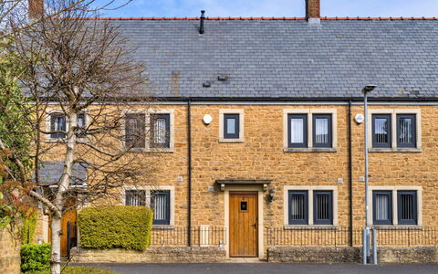 Hollies Cottage, Willow (2 Bed): Mauerwerk, Backstein, Schiebefenster, Kamin, Historisches Haus, Armenhaus