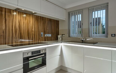 Hollies Cottage, Willow (2 Bed): Küchengerät, Küche, Cabinetry, Countertop, Interior Design, Flooring, Major Appliance, Holz, Haushaltsgerät, Decke
