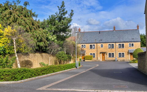 Hollies Cottage, Willow (2 Bed): Himmel, Strassenbelag, Haus, Asphalt, Durchgangsstrasse, Pole, Fahrbahn, Auffahrt, Hecke