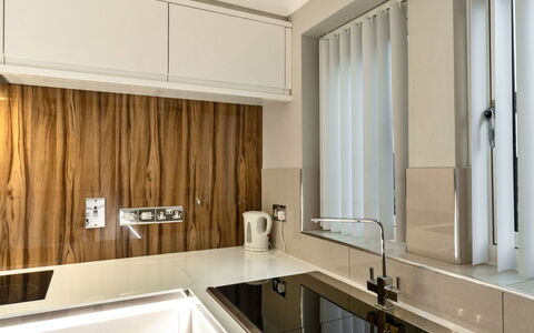 Hollies Cottage, Willow (2 Bed): Küche, Countertop, Interior Design, Flooring, Holz, Cabinetry, Küchengerät, Armatur, Zapfhahn, Zuhause