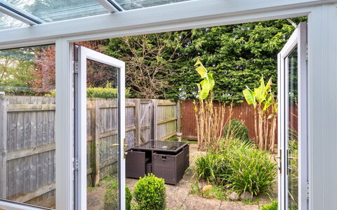 Hollies Cottage, Willow (2 Bed): Zuhause, Tür, Garten, Home Door, Terrasse, Schatten, Daylighting, Estate, Zimmerpflanze, Garten